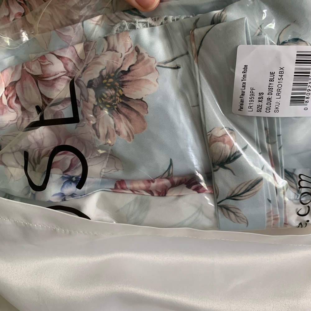 NWT LE ROSE BRIDESMAID ROBE - Picture 6 of 8